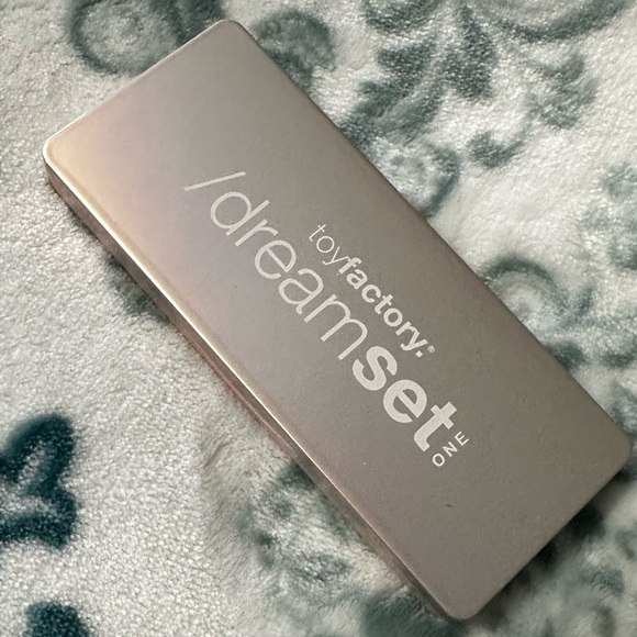 2/$25 TOY FACTORY CO DREAMSET SERUM HIGHLIGHTER PALETTE SWATCHED - Picture 7 of 7